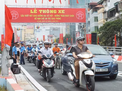 Thông xe cầu vượt Đại Cồ Việt - Trần Khát Chân