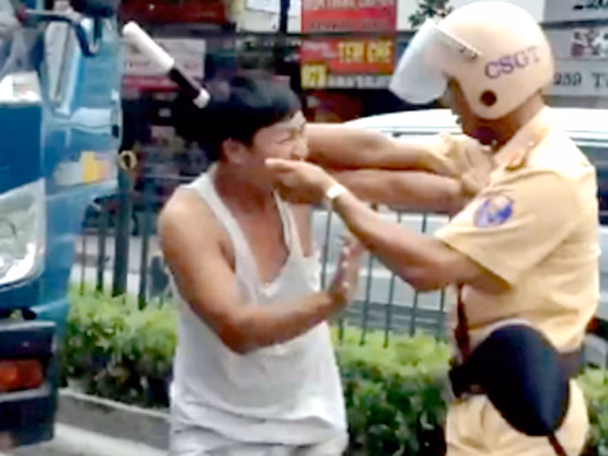 Cảnh xô sát cắt từ video clip