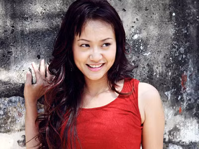Hồng Ánh bị “vạch áo”