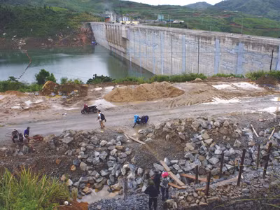 Ngồi chờ động đất...
