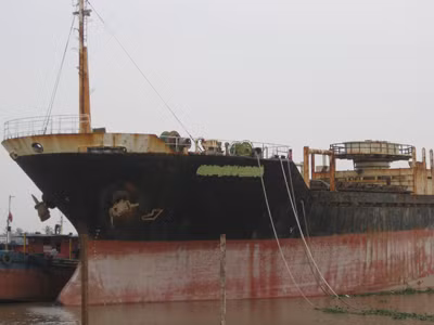 Hơn một nghìn tàu biển cũ nát chờ thành phế liệu