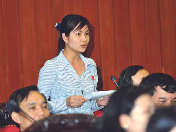 Đại biểu Vũ Thị Hương Sen (Hải Dương) chất vấn tại hội trường chiều 14-6 Ảnh: Hồng Vĩnh