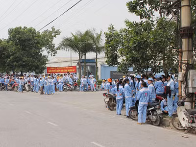 Trong khi công nhân đình công đòi tăng lương, doanh nghiệp căng biển tuyển công nhân mới (ảnh chụp tại KCN Quang Minh - Hà Nội)