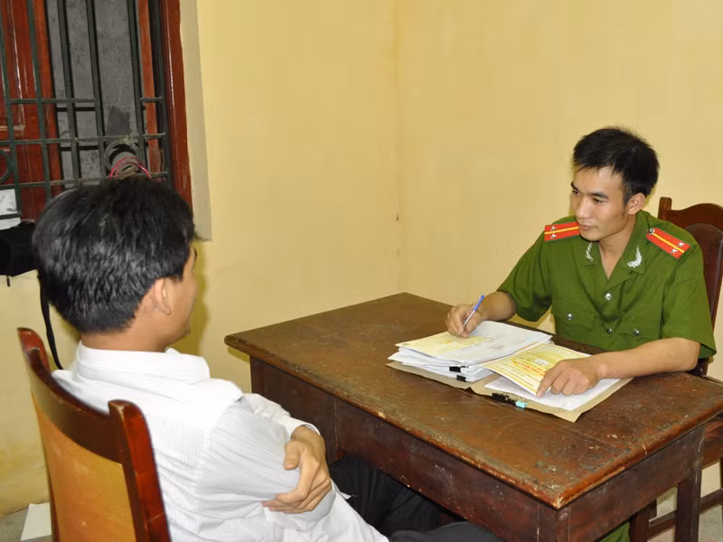 Công an lấy lời khai của đối tượng Quyền