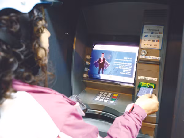 Cây ATM tại đường Nguyễn Du (Hà Nội) có thiết bị chống lấy cắp thông tin của chủ thẻ. Ảnh: Hồng Vĩnh