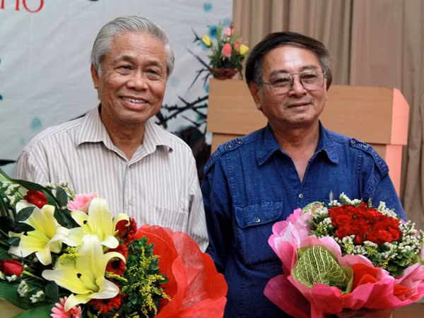 Nhà thơ Vũ Quần Phương và nhà thơ Trần Ninh Hồ tại buổi tọa đàm Ảnh: Mi Ly