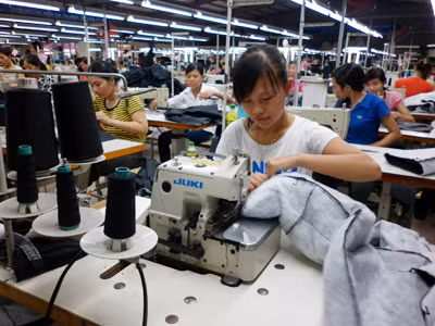 Khó khăn, nhiều DN đang cầm cự muốn ...buông xuôi