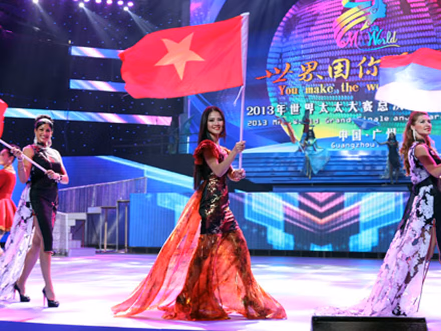 Trần Thị Quỳnh nổi bật trong áo dài, nón lá tại Mrs. World