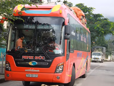 Xe giường năm chở quá 26 người vừa bị CSGT lập biên bản.