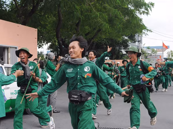 Bạn trẻ vỡ òa hạnh phúc khi đến đích. Ảnh: Q.M