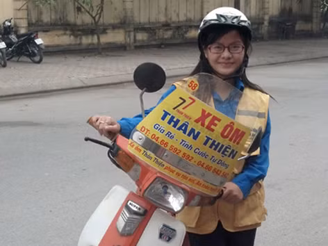 Nữ sinh 'xe ôm'