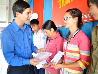 Anh Dương Văn An tặng quà cho học sinh nghèo Lý Sơn Ảnh: P.Đ