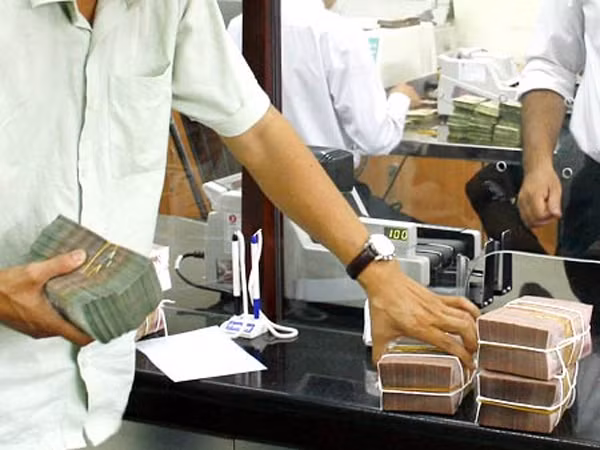 Tăng trưởng tín dụng âm, ngân hàng vẫn lời nghìn tỷ