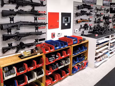 Súng đạn trở thành một văn hóa tiềm ẩn nhiều nguy hiểm tại Mỹ - Ảnh: Thegunstorelasvegas.com