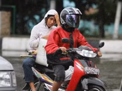 Indonesia: Cấm phụ nữ ngồi xe máy dạng chân