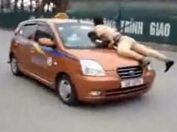 CSGT ôm nắp ca pô trên một đoàn đường dai