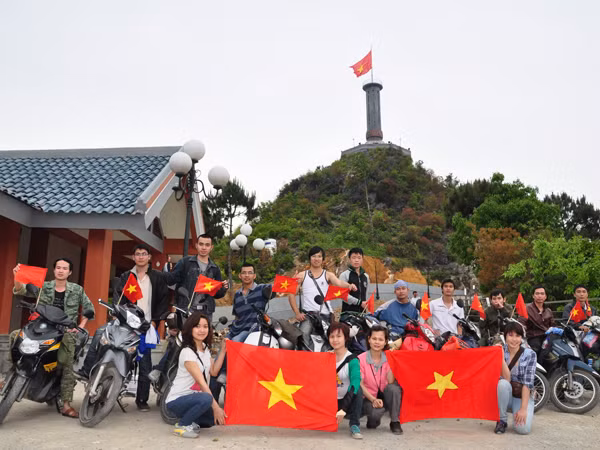 Nhóm bạn trẻ Hà Nội chinh phục cực Bắc Lũng Cú (Hà Giang)