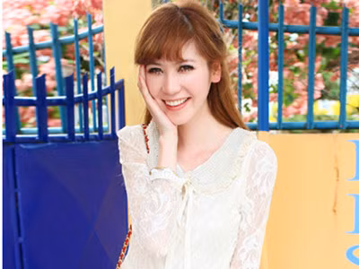 Tinh khôi váy trắng chào hè