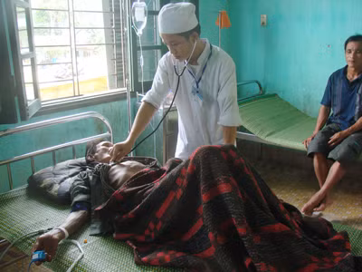 'Người rừng' bị cột vào giường ở bệnh viện