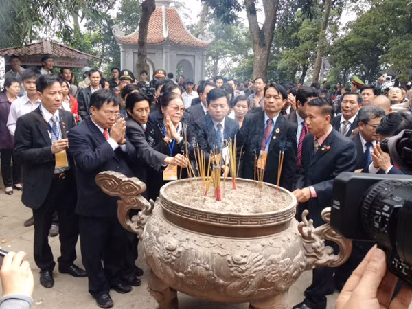 Kiều bào dâng hương tại Đền Hùng Ảnh: Lan Anh