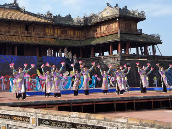 Thanh Tùng Múa hoa đăng mừng đại nhạc hội Năm Du lịch Quốc gia và Festival Ảnh: Thanh Tùng