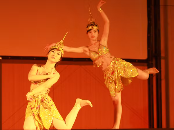 Nữ sinh Đại học Thăng Long phô tài sắc