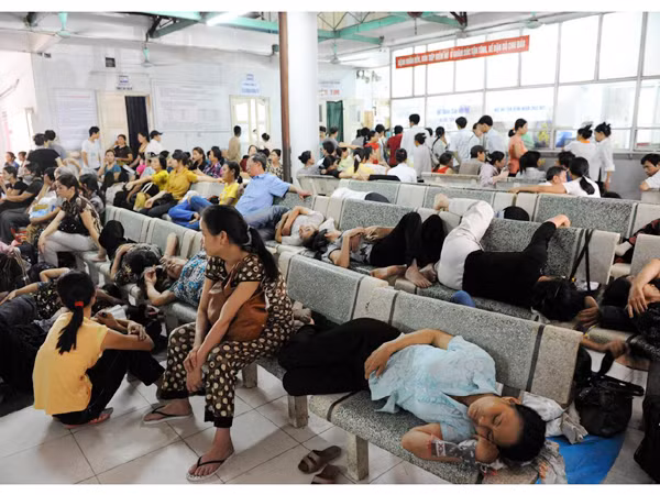 Người nhà và bệnh nhân nằm chờ khám ở Bệnh viện Nội tiết. Ảnh: Hồng Vĩnh