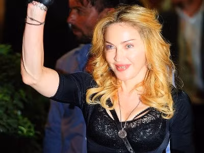 Madonna ‘chơi trội’ với răng bọc vàng
