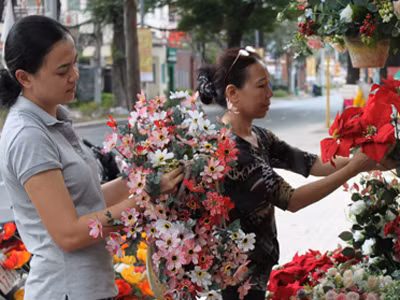 Tràn ngập hàng ngoại trang trí tết