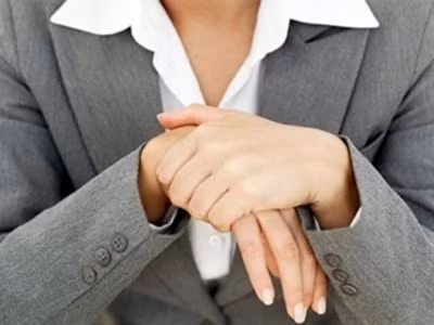 Tê chân tay triệu chứng thường gặp nhưng không nên bỏ qua