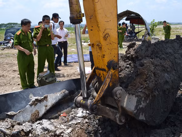 Công an phát hiện một vụ chôn rác độc hại xuống lòng đất. Ảnh: L.N