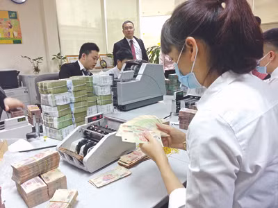 Giảm lãi suất cho vay cũng là động thái giúp ngân hàng thoát khỏi tình trạng ứ đọng vốn. Ảnh: Thanh Thế