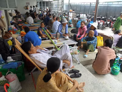 Chuyên khoa chật cứng, cấp huyện vắng hoe