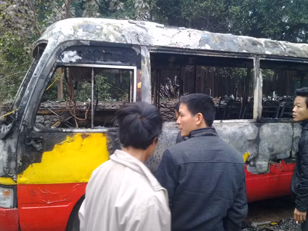 Chiếc xe khách bi cháy nham nhở