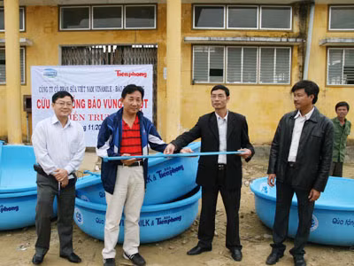 Trao thuyền cứu nạn cho vùng lũ Quảng Bình