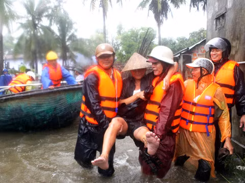 Miền Trung vật lộn trong mưa lũ