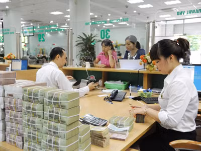Ngân hàng tăng mua trái phiếu: Chính phủ 'gánh' lãi suất