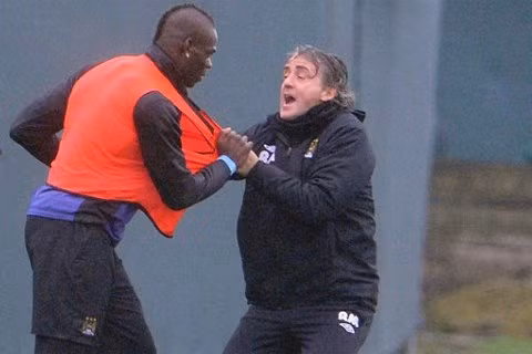 HLV Mancini và Balotelli suýt tẩn nhau trên sân tập