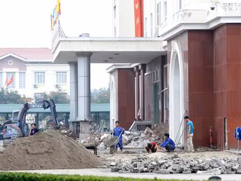 Muôn kiểu lãng phí tiền công: Trụ sở vừa xây đã sửa