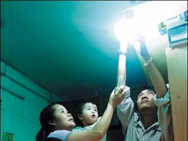 Người trẻ dạy học sinh tiết kiệm điện