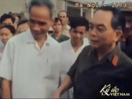 Đại tướng Võ Nguyên Giáp thưởng lãm ‘vua chiến trường’