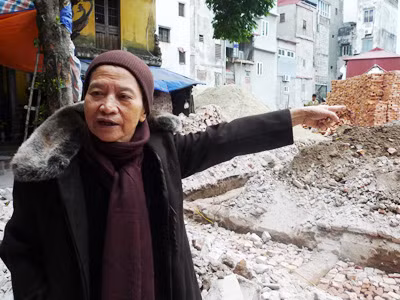 Sư trụ trì chùa Phổ Giác Thích Đàm Tường trước ngôi chùa chuẩn bị xây mới