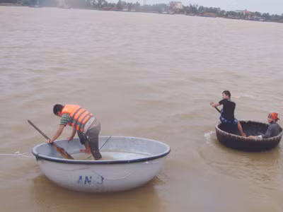 Thuyền phao (trái) đọ với thuyền thúng truyền thống về khả năng chống lật. Ảnh: Quốc Dũng