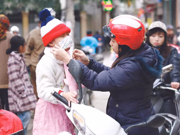 Sức khoẻ con trẻ là mối quan tâm hàng đầu của phụ huynh trong những ngày rét đậm Ảnh: Hồng Vĩnh