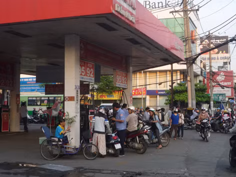 Sốt vó với giá xăng tăng gần Tết