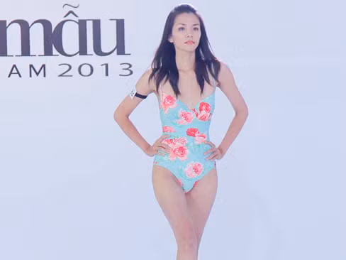 'Bản sao' Đan Lê khoe body gợi cảm khi catwalk với áo tắm