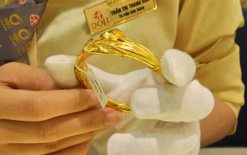 Giá vàng SJC xuống sát 35 triệu đồng