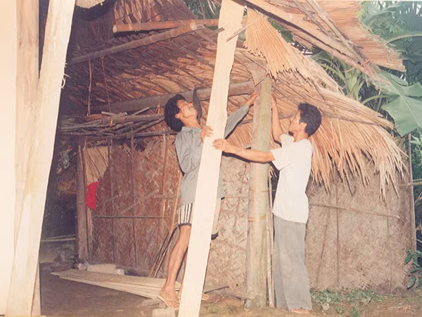 Tặng nhà, gạo, tiền cho người nghèo ăn Tết