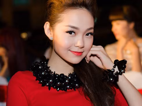 Minh Hằng quyến rũ với váy đỏ ôm sát