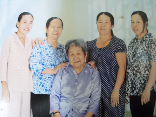 Mẹ Nguyễn Thị Hiểu cùng 4 người con gái (ảnh của Nguyễn Thị Tiến)